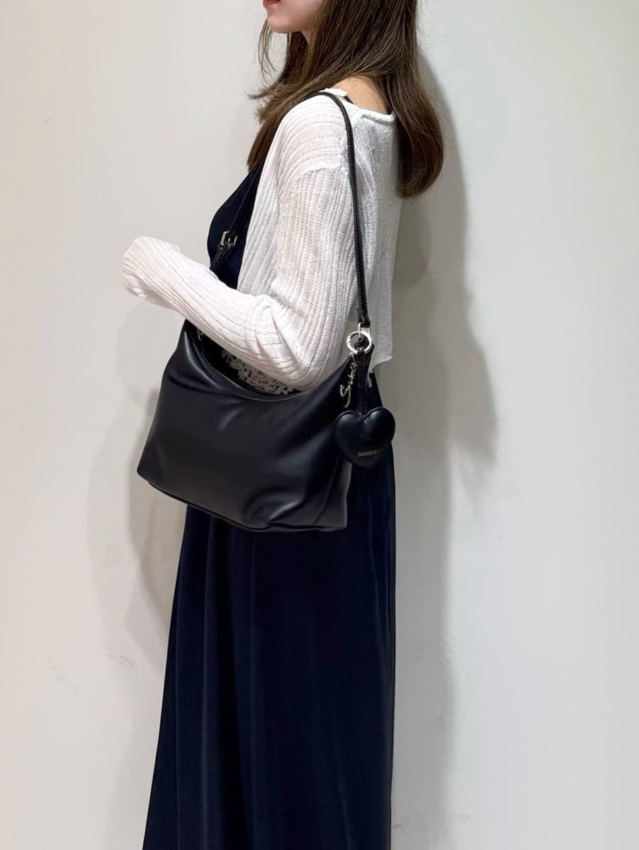 ブルー系のワンピース、ブラック系のサンダル、ブラック系のショルダーバッグを着用したレディースの夏コーディネートの4枚目の写真