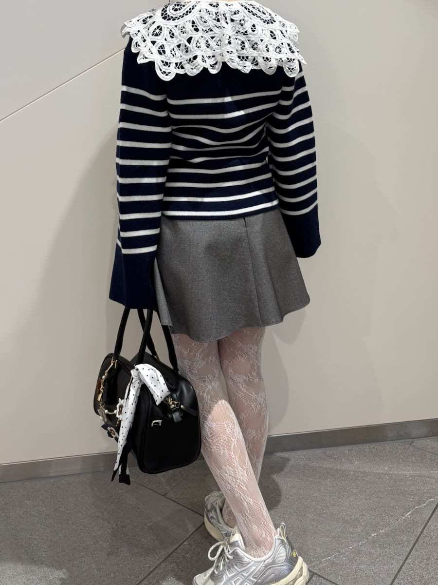 グレー系のその他パンツ、その他のカーディガン/ボレロ、ブラック系のボストンバッグを着用したレディースの冬コーディネートの4枚目の写真