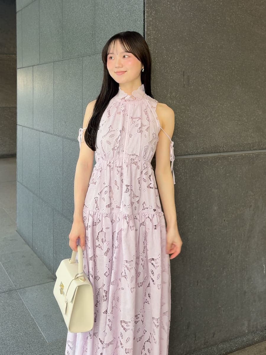 ホワイト系のハンドバッグ、パープル系のワンピース、その他のサンダルを着用したレディースの夏コーディネートの5枚目の写真