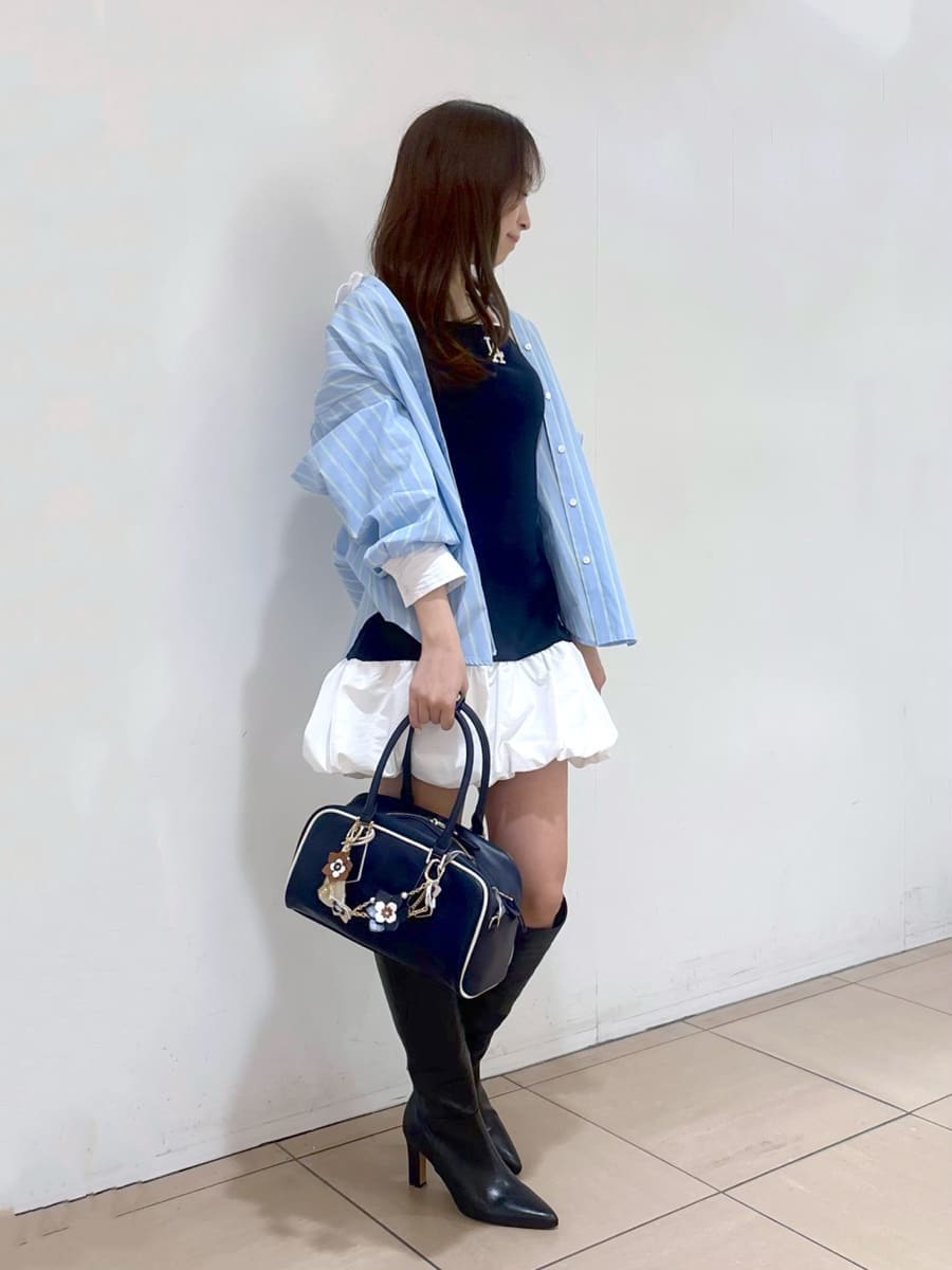 ブラック系のブーツ、ブルー系のワンピース、ブルー系のシャツ/ブラウスを着用したレディースの春コーディネートの5枚目の写真