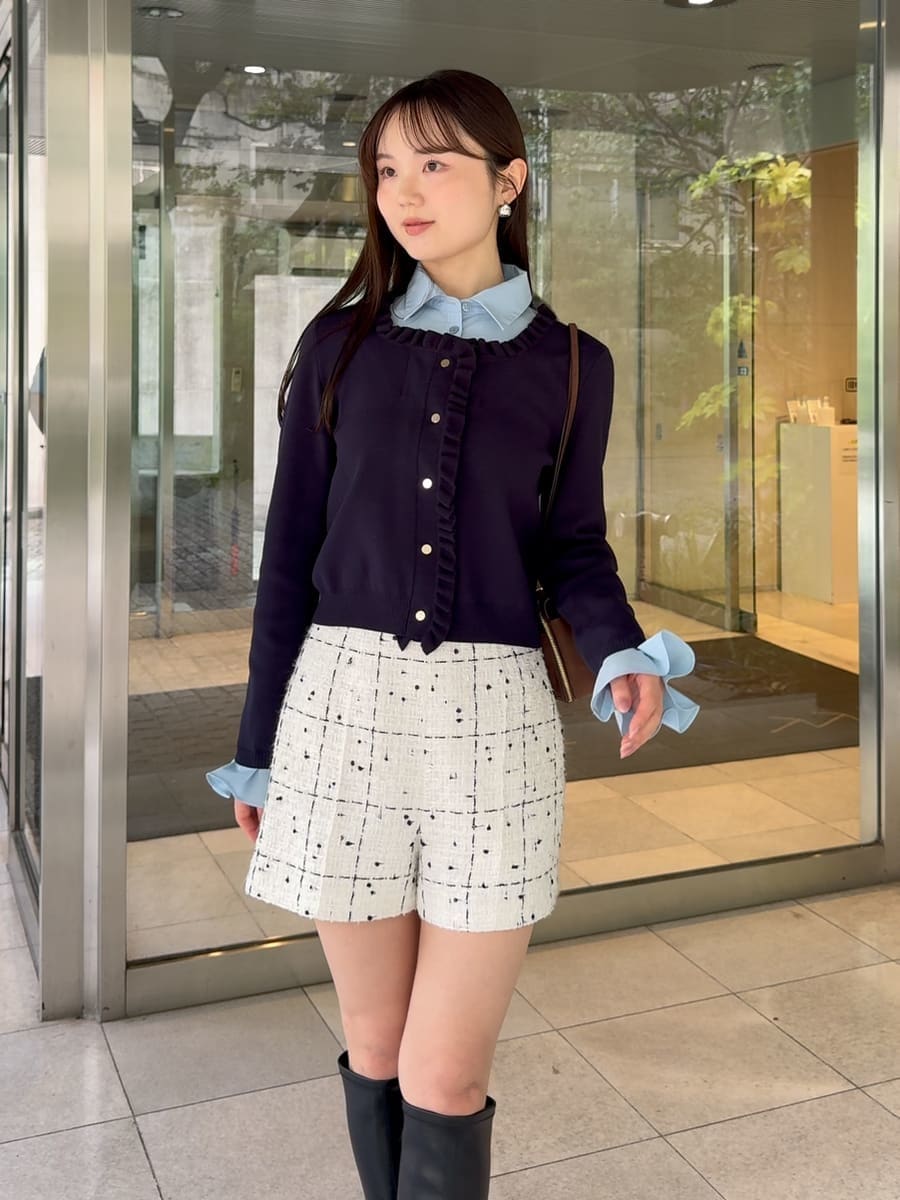 ホワイト系のその他パンツ、ブルー系のカーディガン/ボレロを着用したレディースの秋コーディネートの7枚目の写真