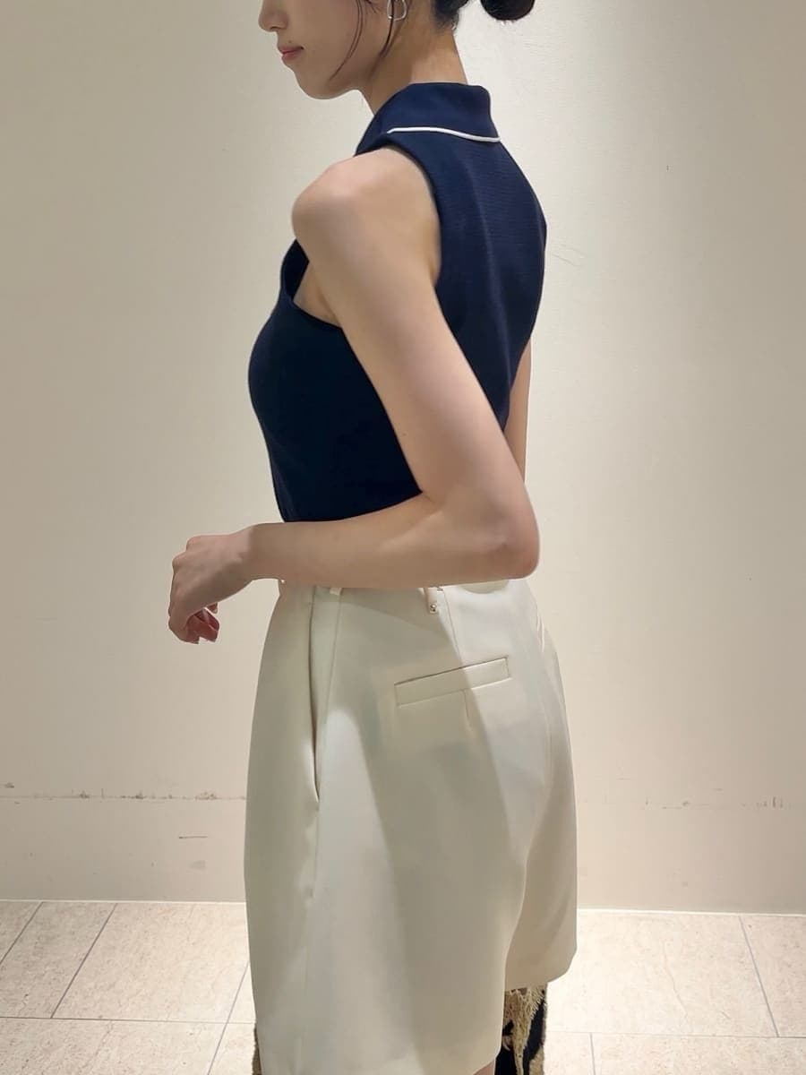 ホワイト系のその他パンツ、ブルー系のTシャツ/カットソー、ベージュ系のサンダルを着用したレディースの夏コーディネートの3枚目の写真