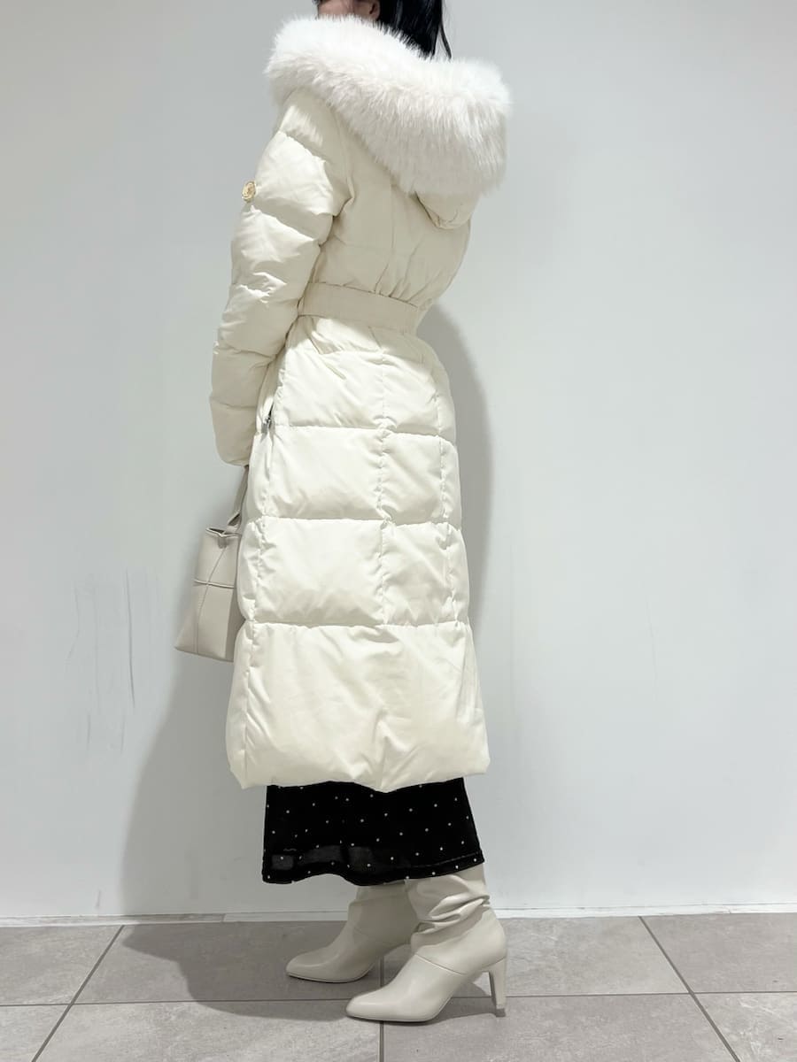 ホワイト系のダウンジャケット/コート、ホワイト系のブーツ、ホワイト系のハンドバッグを着用したレディースの冬コーディネートの2枚目の写真