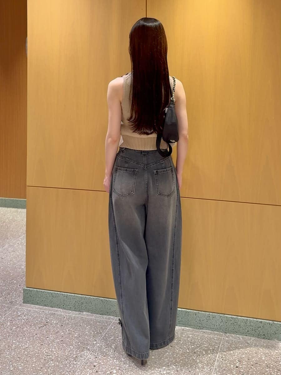 ブラック系のショルダーバッグ、ブラック系のその他パンツ、ベージュ系のニット/セーターを着用したレディースの夏コーディネートの3枚目の写真