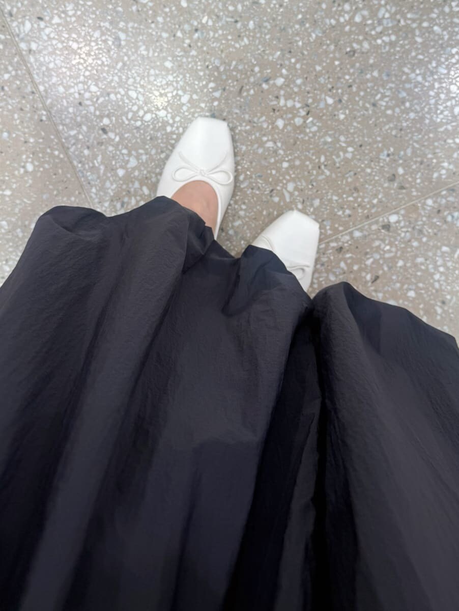 ホワイト系のパンプス、ホワイト系のシュシュを着用したレディースの春コーディネートの5枚目の写真