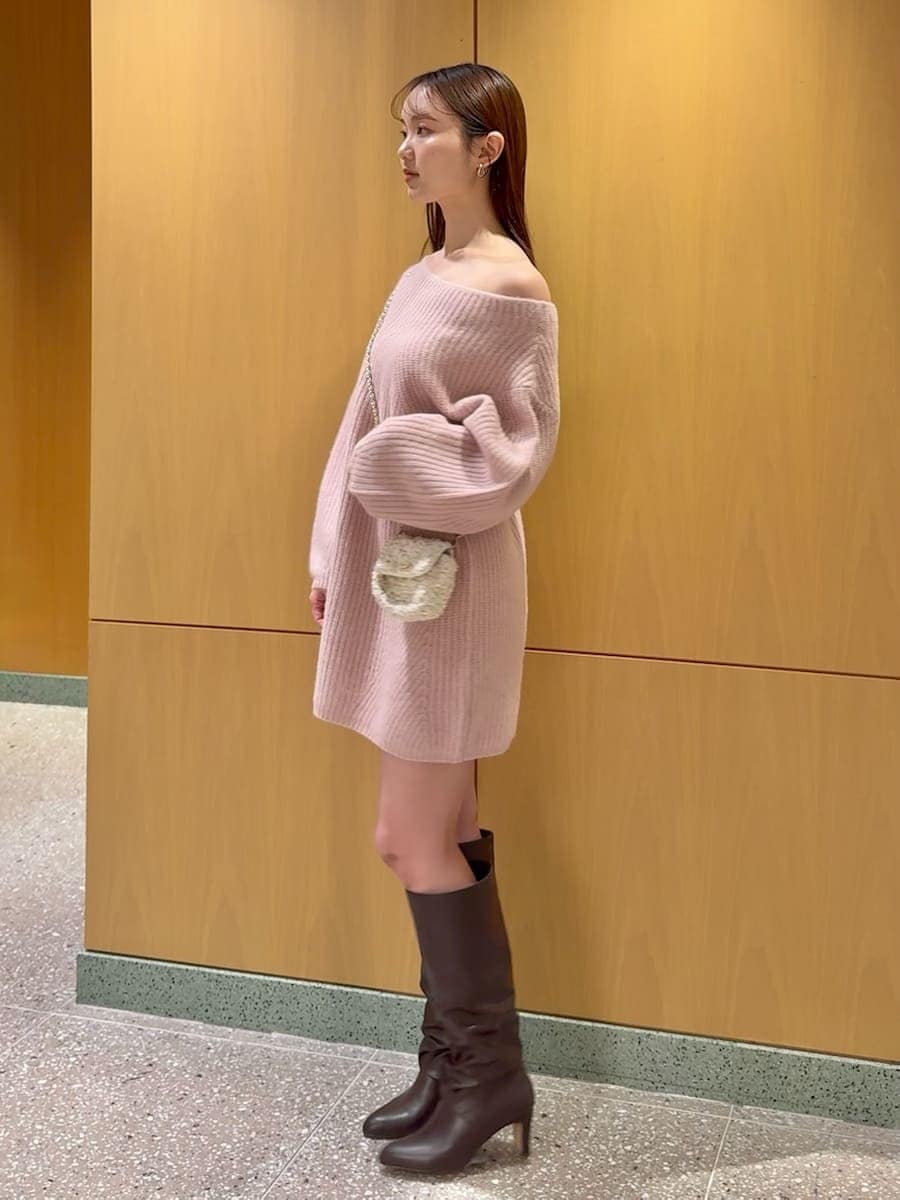 ホワイト系のショルダーバッグ、ピンク系のワンピースを着用したレディースの冬コーディネートの4枚目の写真