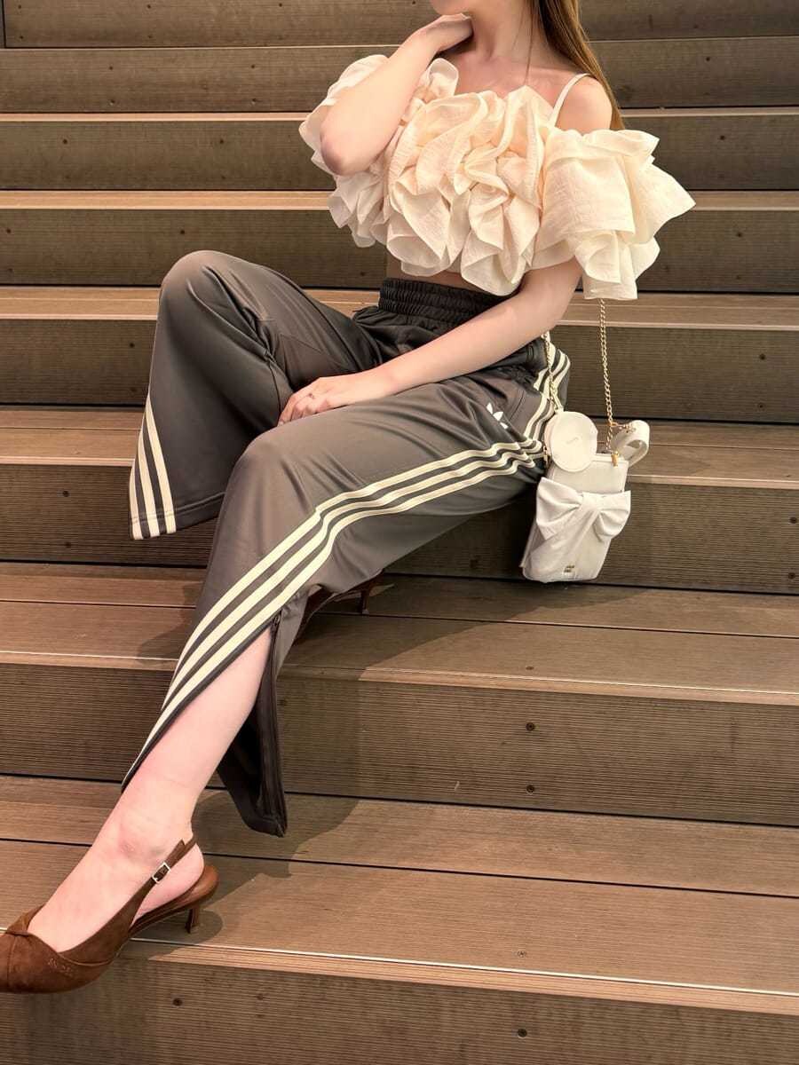 ホワイト系のシャツ/ブラウス、グレー系のその他パンツ、ブラウン系のパンプスを着用したレディースの冬コーディネートの5枚目の写真