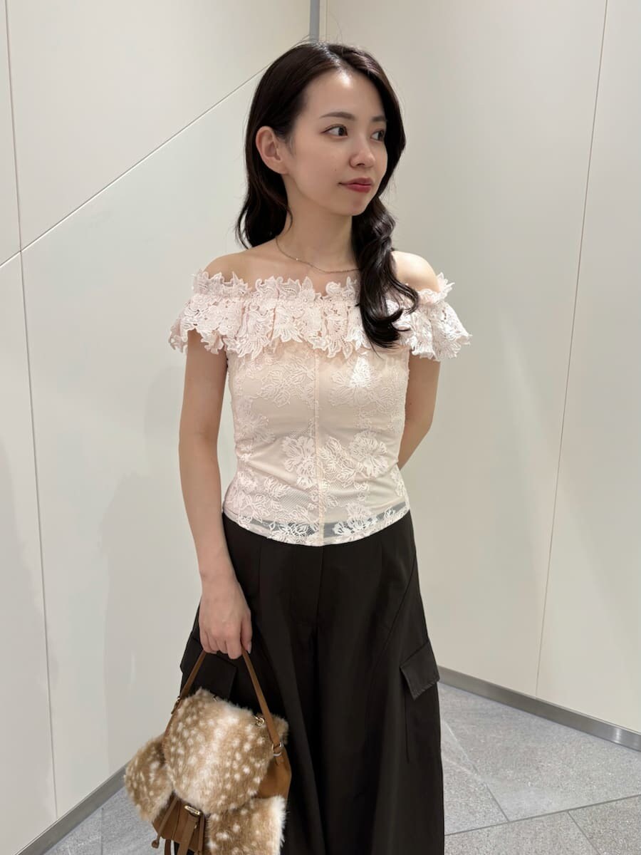 ブラウン系のその他パンツ、ピンク系のTシャツ/カットソー、その他のバックパック/リュックを着用したレディースの夏コーディネートの7枚目の写真