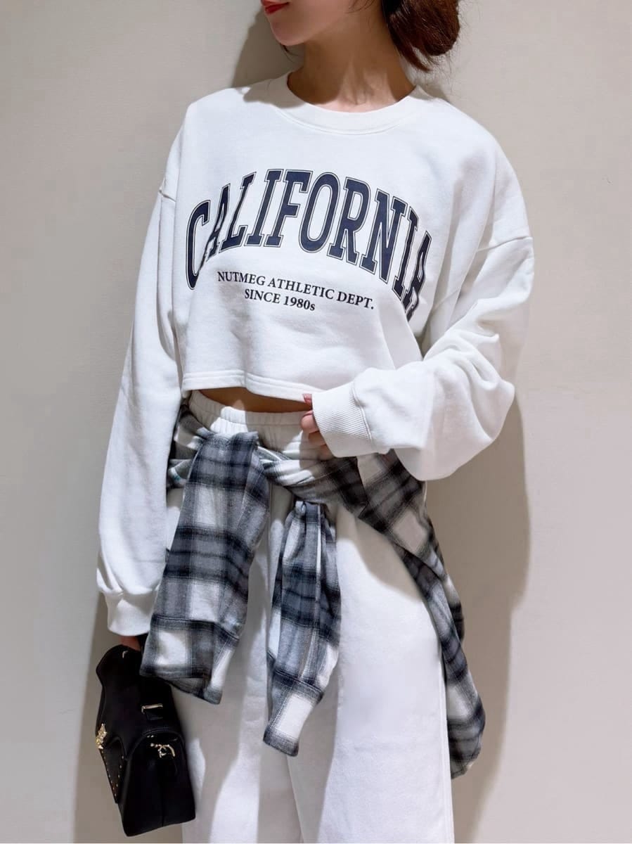 ブラック系のシャツ/ブラウス、ホワイト系のTシャツ/カットソー、ホワイト系のその他パンツを着用したレディースの秋コーディネートの3枚目の写真