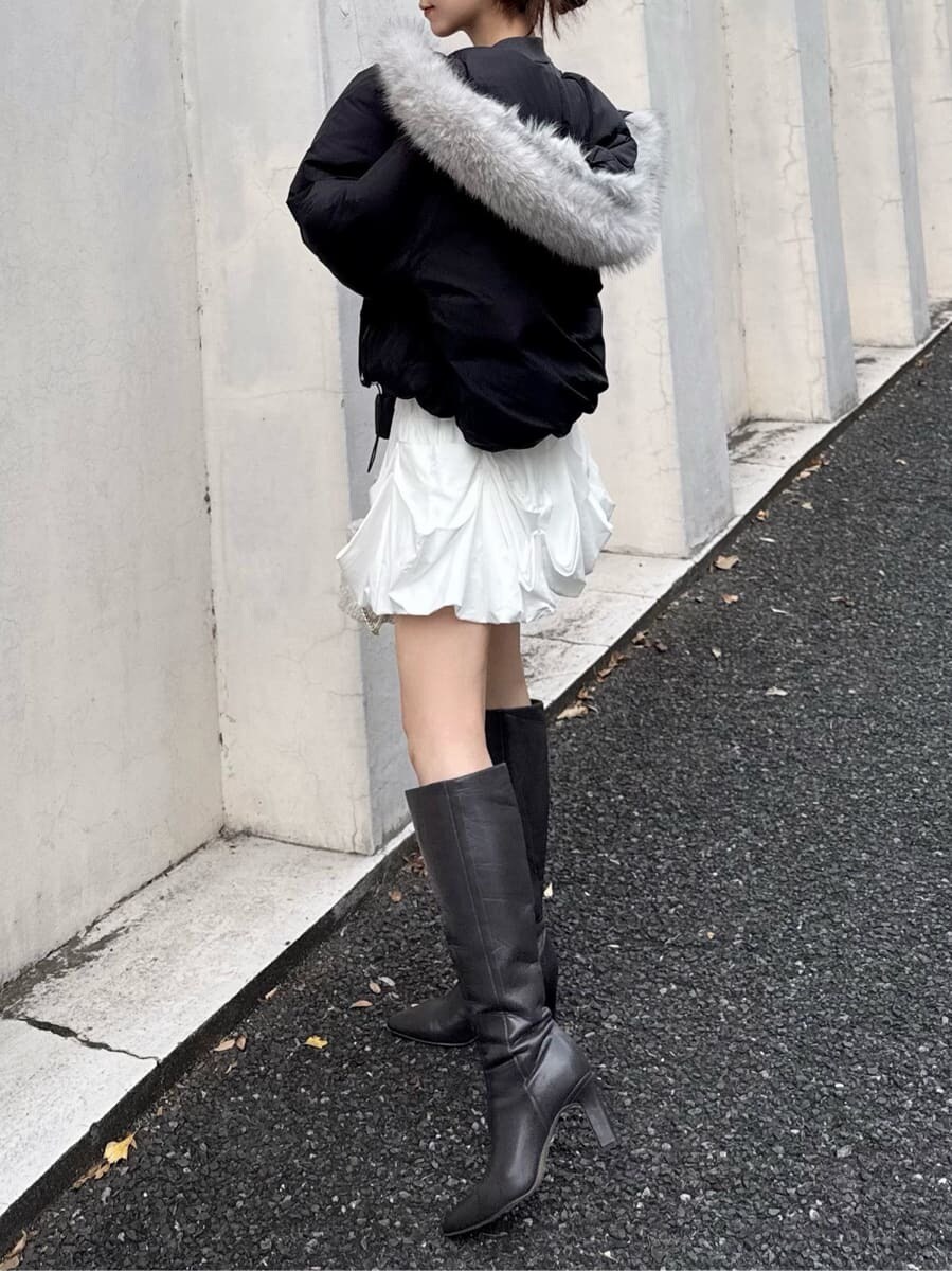 グレー系のブーツ、ホワイト系のその他パンツ、グレー系のニット/セーターを着用したレディースの秋コーディネートの3枚目の写真