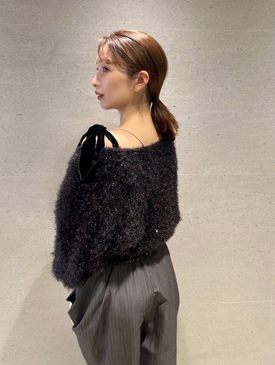 グレー系のその他パンツ、ブラック系のニット/セーター、イエロー系のハンドバッグを着用したレディースの冬コーディネートの4枚目の写真