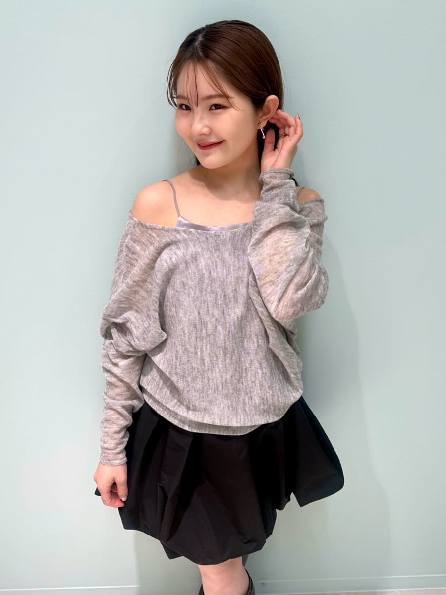 ホワイト系のブルゾン、ブラック系のその他パンツ、グレー系のニット/セーターを着用したレディースの冬コーディネートの7枚目の写真