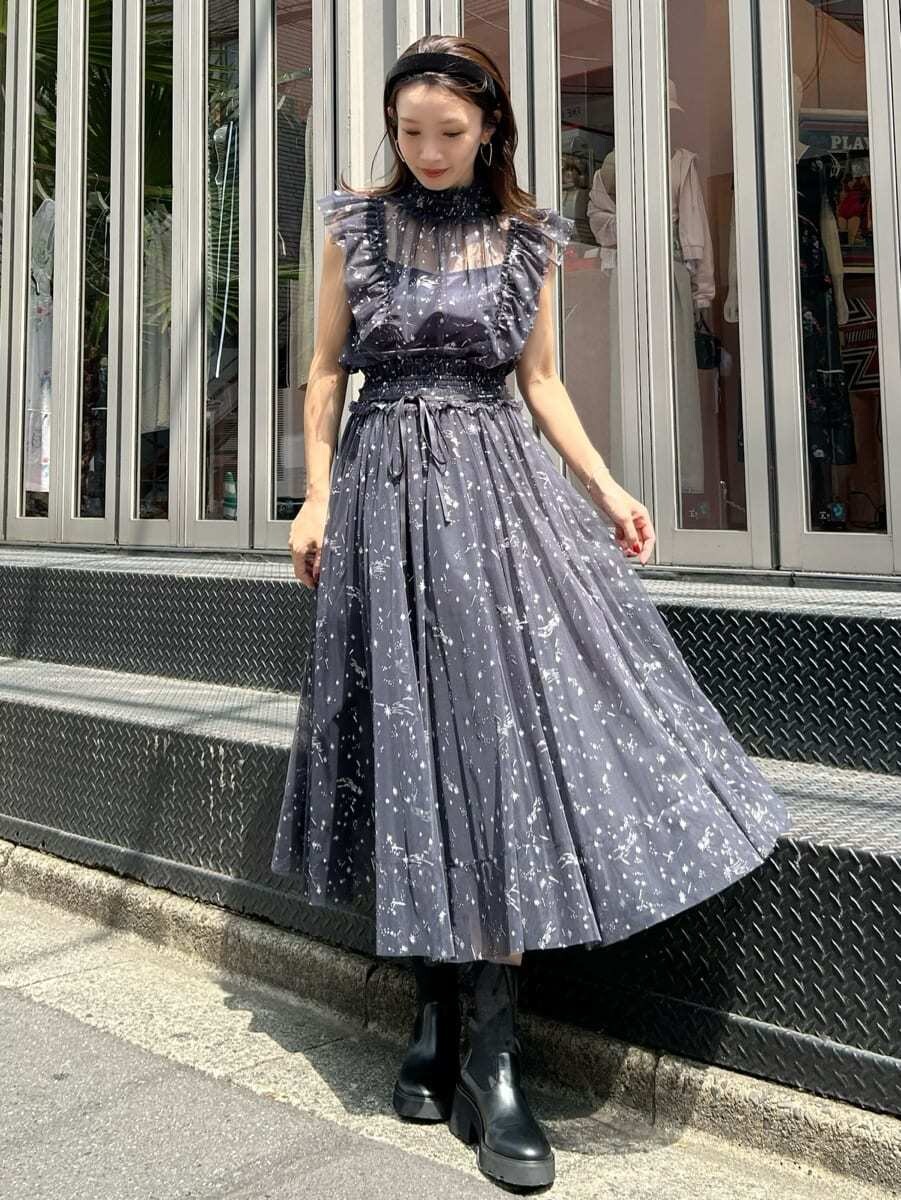 ブルー系のシャツ/ブラウス、ブルー系のスカート、ブラック系のカチューシャを着用したレディースの夏コーディネートの5枚目の写真