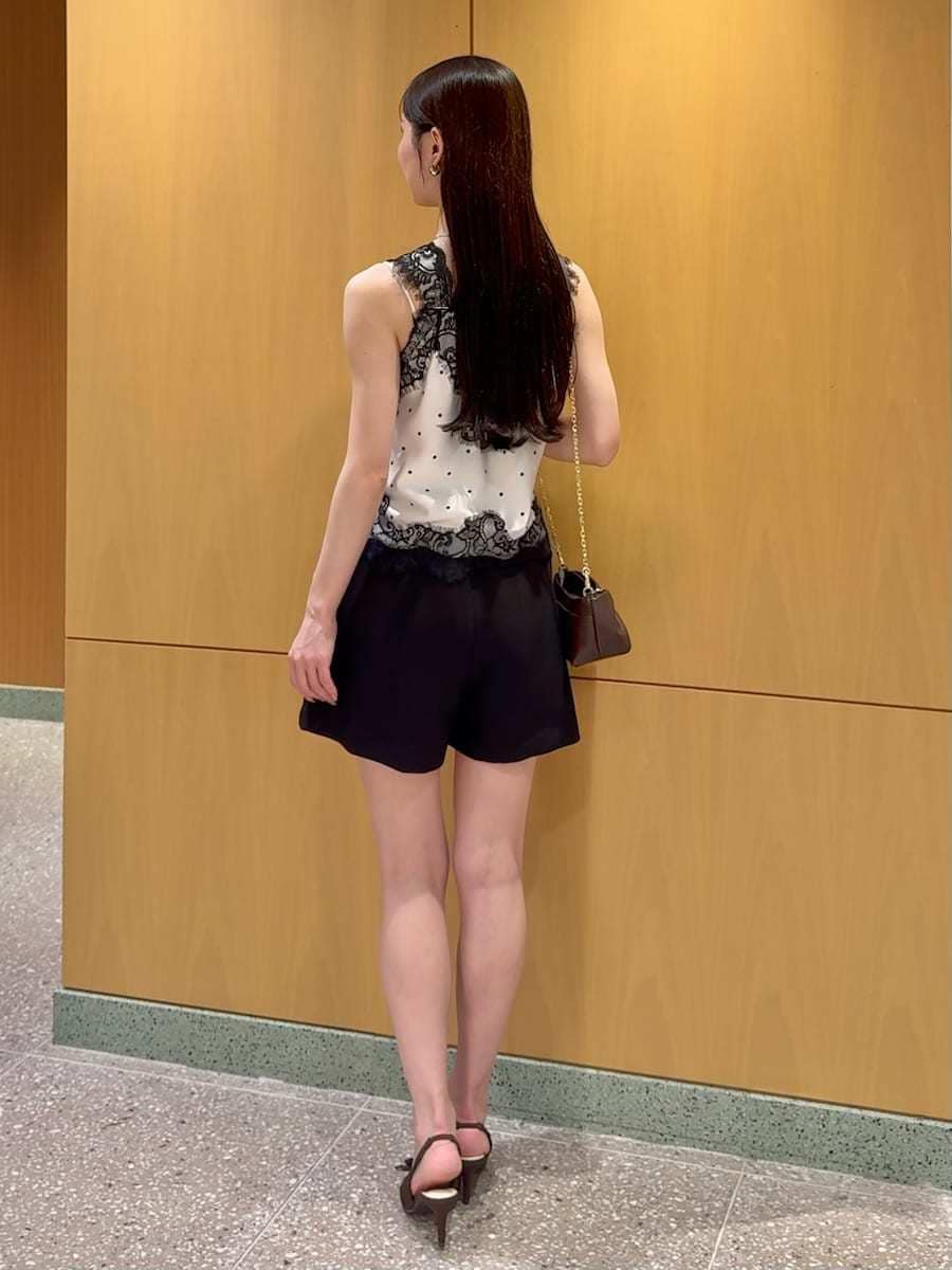 ブラック系のその他パンツ、その他のキャミソールを着用したレディースの夏コーディネートの4枚目の写真