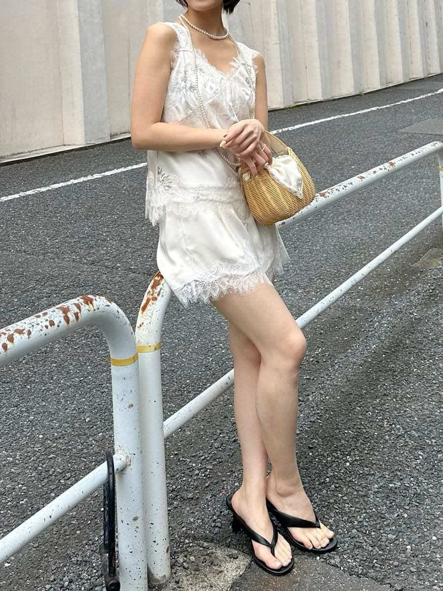 ホワイト系のかごバッグ、その他のキャミソール、ホワイト系のその他パンツを着用したレディースの夏コーディネートの3枚目の写真