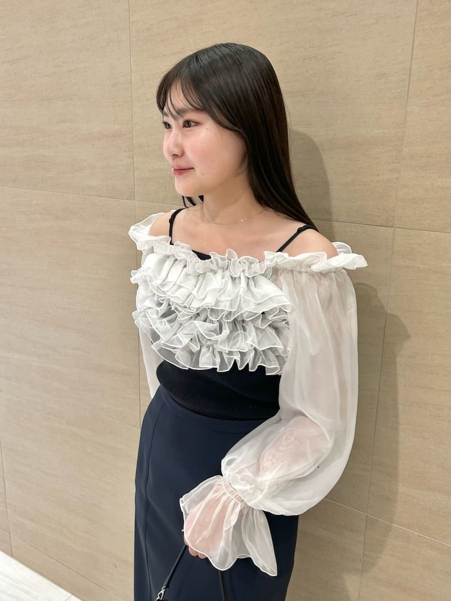 ブルー系のスカート、その他のニット/セーターを着用したレディースの冬コーディネートの4枚目の写真