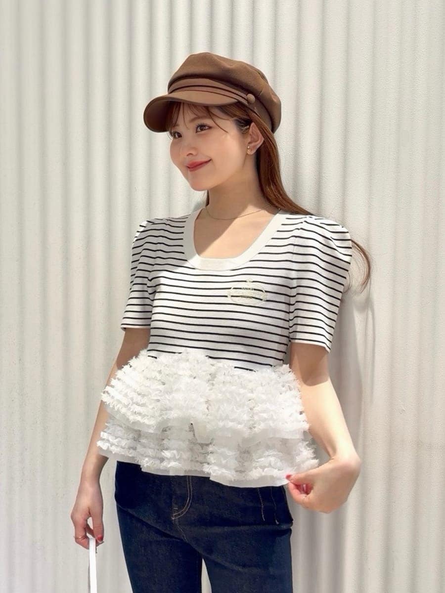 ブルー系のデニムパンツ、その他のニット/セーター、ホワイト系のパンプスを着用したレディースの春コーディネートの7枚目の写真