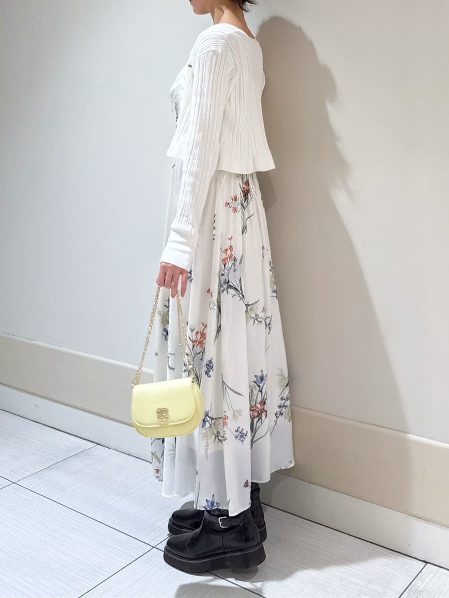 ブラウン系のブーツ、ベージュ系のトレンチコート、ホワイト系のカーディガン/ボレロを着用したレディースの冬コーディネートの3枚目の写真