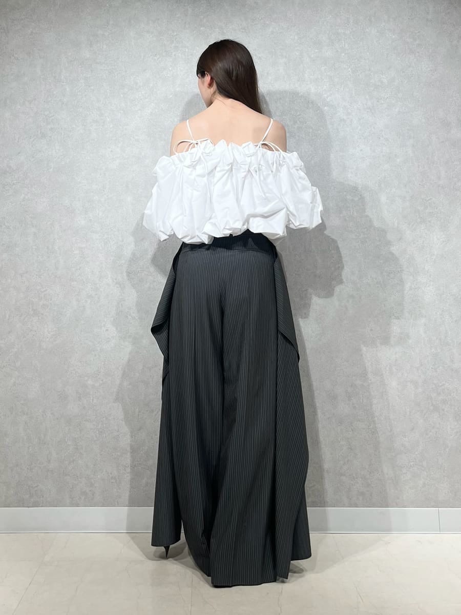 グレー系のその他パンツ、ホワイト系のシャツ/ブラウス、ブラック系のパンプスを着用したレディースの春コーディネートの3枚目の写真