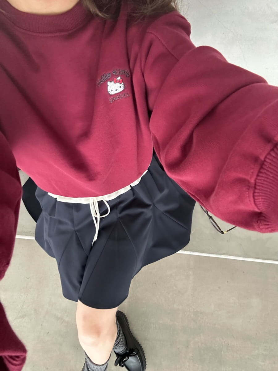 ブラック系のハンドバッグを着用したレディースの秋コーディネートの9枚目の写真