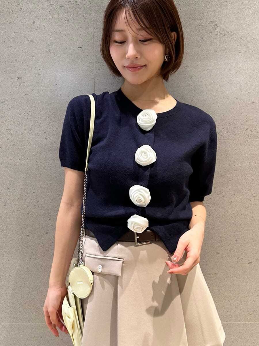 ブラック系のブーツ、ブラウン系のブルゾン、ベージュ系のスカートを着用したレディースの冬コーディネートの6枚目の写真