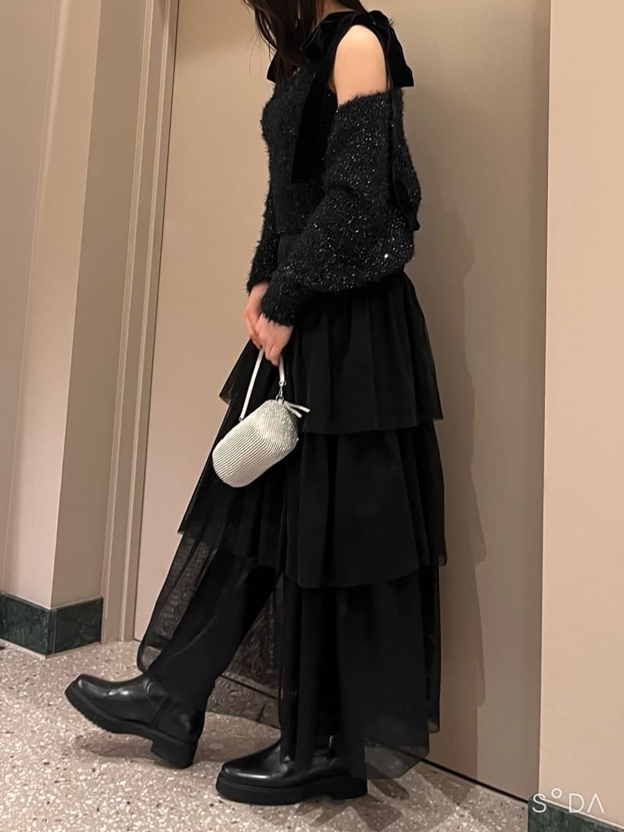 ブラック系のブーツ、ブラック系のスカート、ブラック系のニット/セーターを着用したレディースの冬コーディネートの4枚目の写真