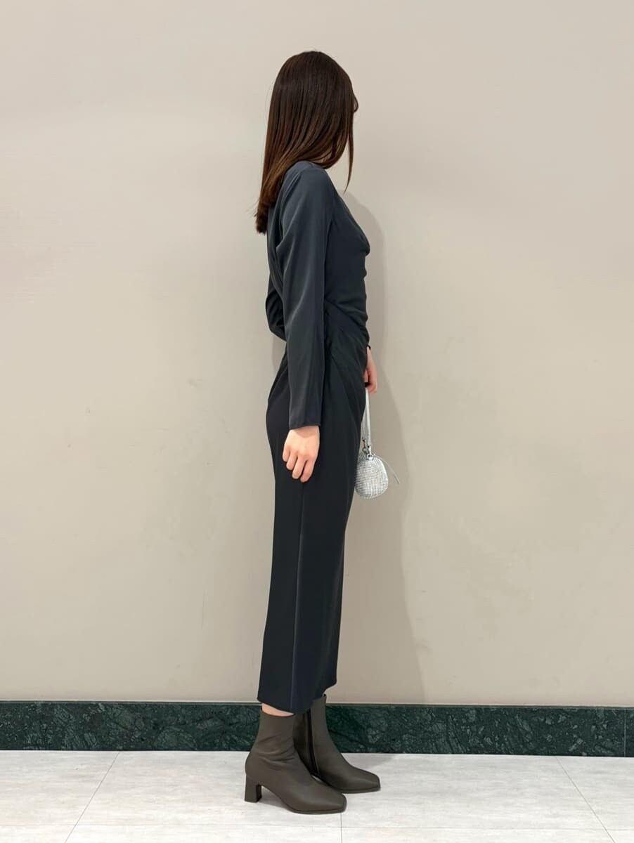 グレー系のワンピース、シルバー系のイヤリングを着用したレディースの冬コーディネートの3枚目の写真