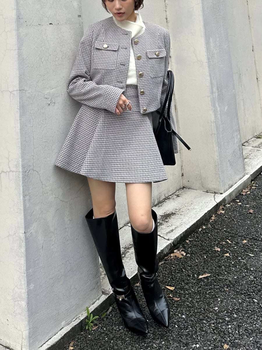 その他のノーカラージャケット、その他のその他パンツ、ホワイト系のTシャツ/カットソーを着用したレディースの秋コーディネートの4枚目の写真