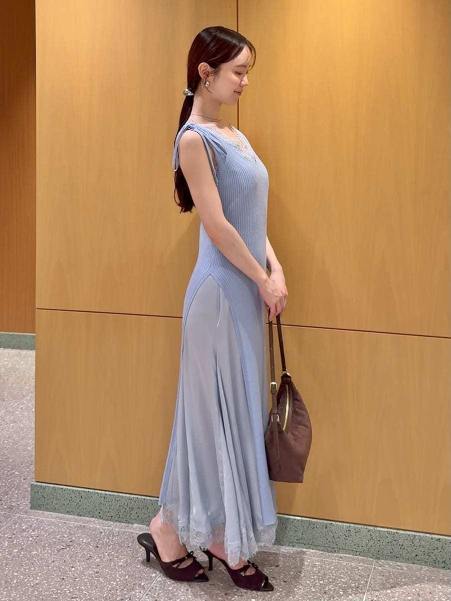 ブルー系のワンピース、ブラウン系のサンダル、ブラウン系のショルダーバッグを着用したレディースの夏コーディネートの3枚目の写真