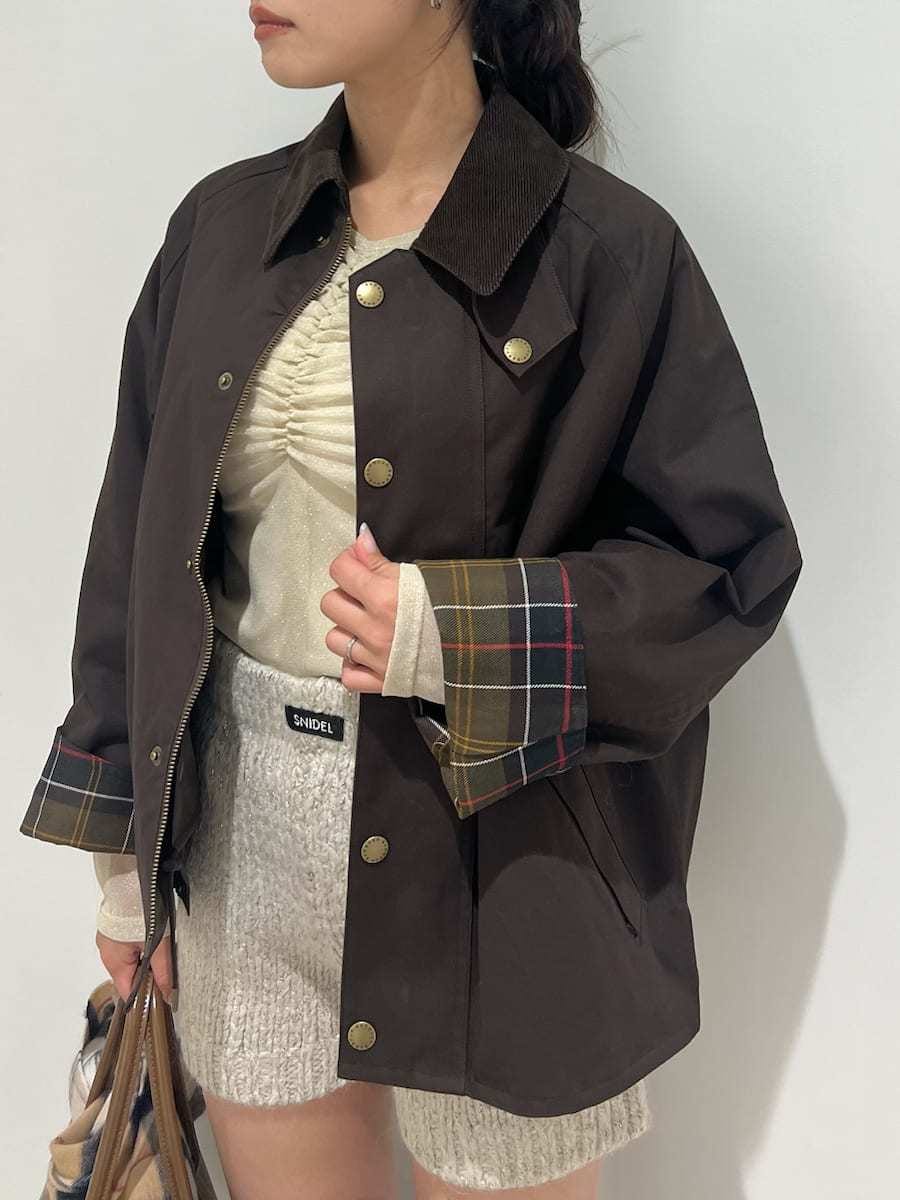 ブラウン系のブルゾン、ホワイト系のその他パンツ、ホワイト系のTシャツ/カットソーを着用したレディースの秋コーディネートの5枚目の写真