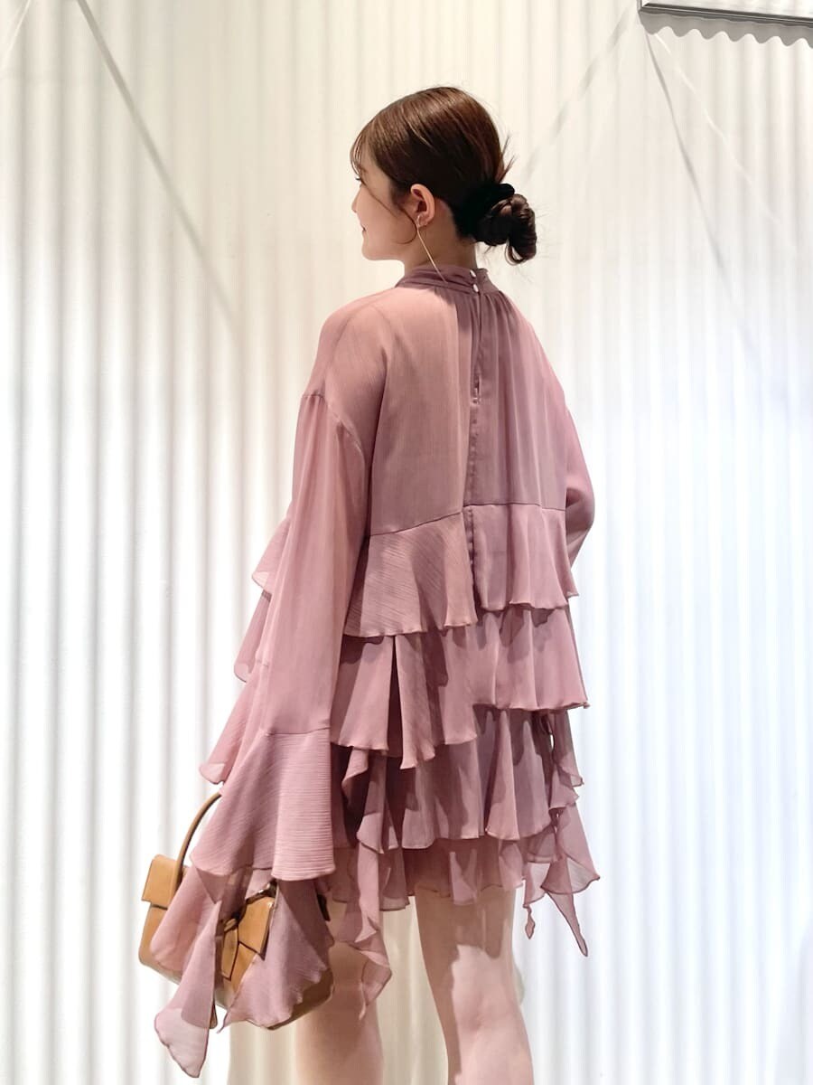 レッド系のシャツ/ブラウス、レッド系のその他パンツ、ベージュ系のブーツを着用したレディースの秋コーディネートの4枚目の写真