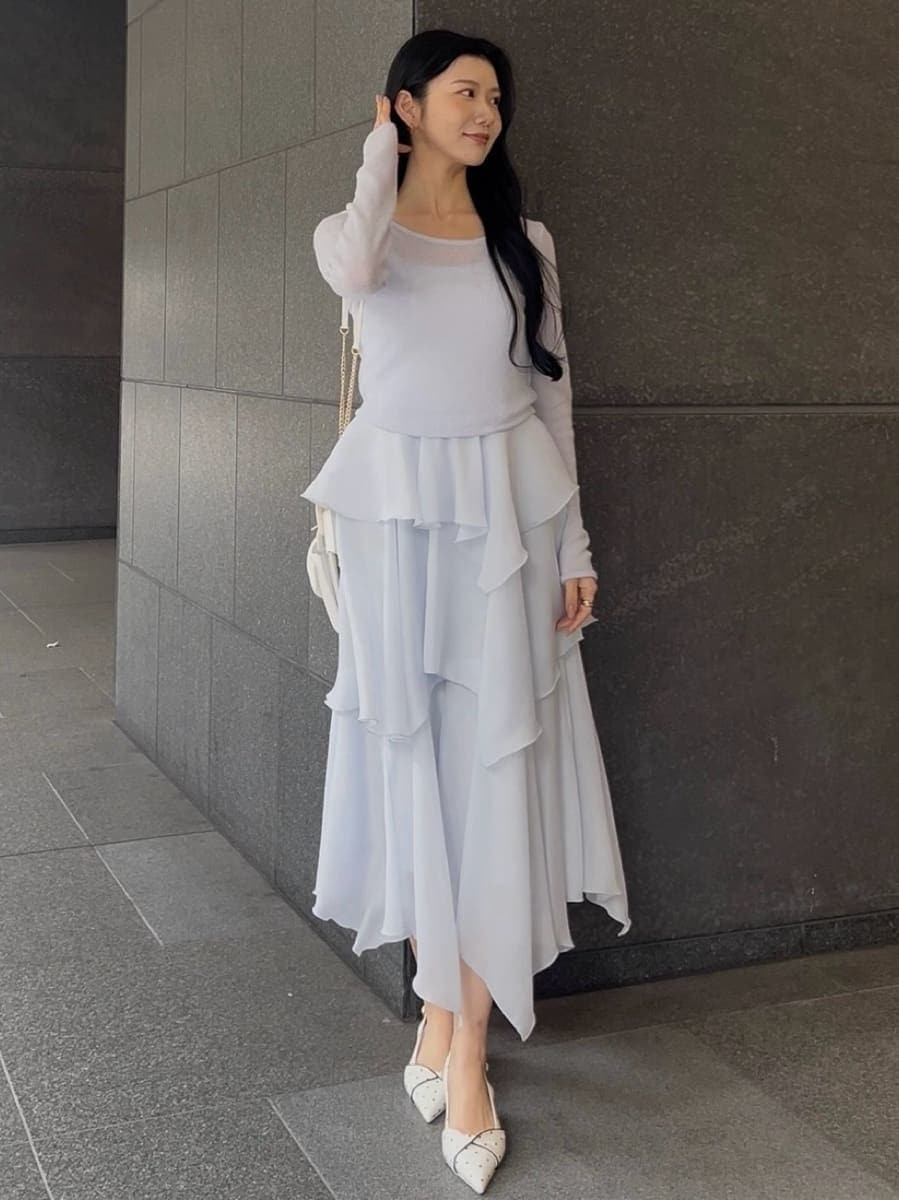 ブルー系のワンピース、その他のパンプス、ホワイト系のショルダーバッグを着用したレディースの冬コーディネートの3枚目の写真