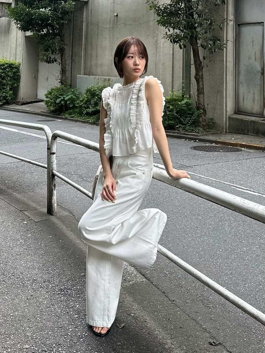 ホワイト系のデニムパンツ、ホワイト系のシャツ/ブラウスを着用したレディースの夏コーディネートの2枚目の写真