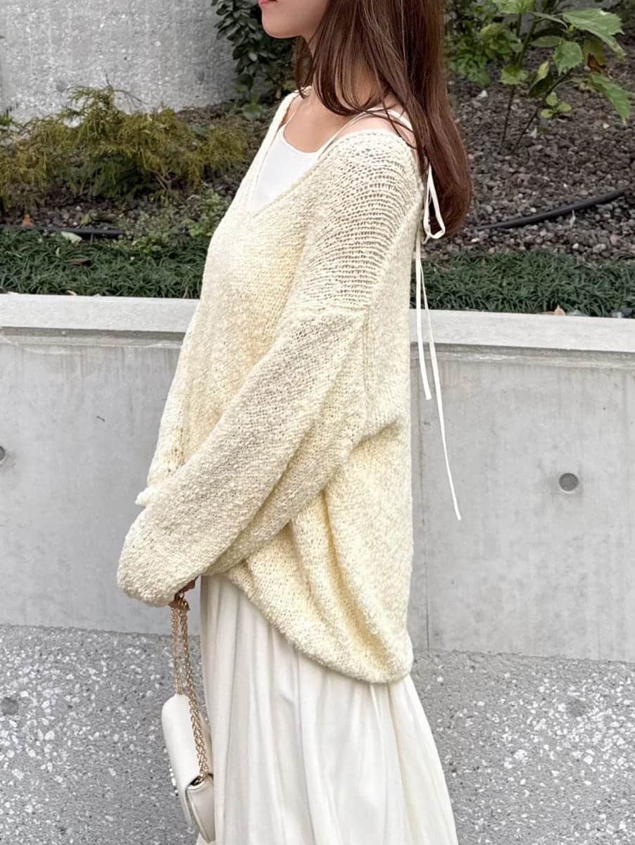 ホワイト系のキャミソール、イエロー系のワンピース、ホワイト系のショルダーバッグを着用したレディースの冬コーディネートの4枚目の写真