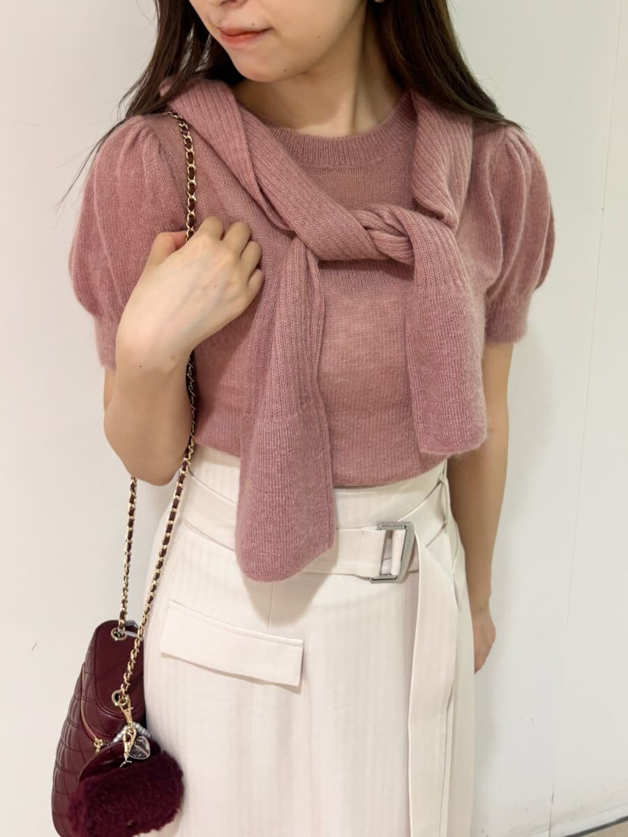 ピンク系のニット/セーター、ピンク系のニット/セーター、ホワイト系のスカートを着用したレディースの夏コーディネートの6枚目の写真