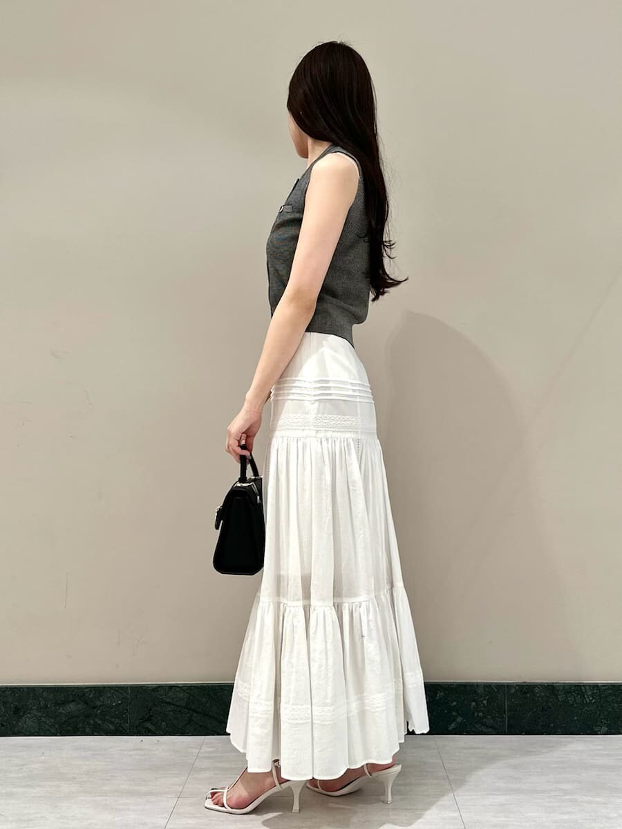 その他のニット/セーター、ホワイト系のスカート、ホワイト系のサンダルを着用したレディースの夏コーディネートの2枚目の写真