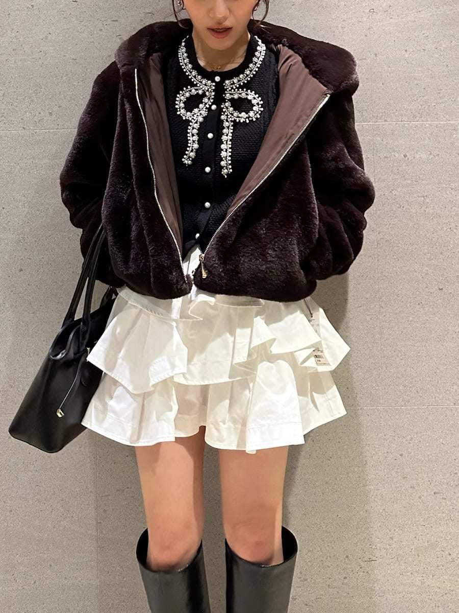 ブラウン系のブルゾン、ホワイト系のその他パンツ、ブラック系のニット/セーターを着用したレディースの秋コーディネートの4枚目の写真