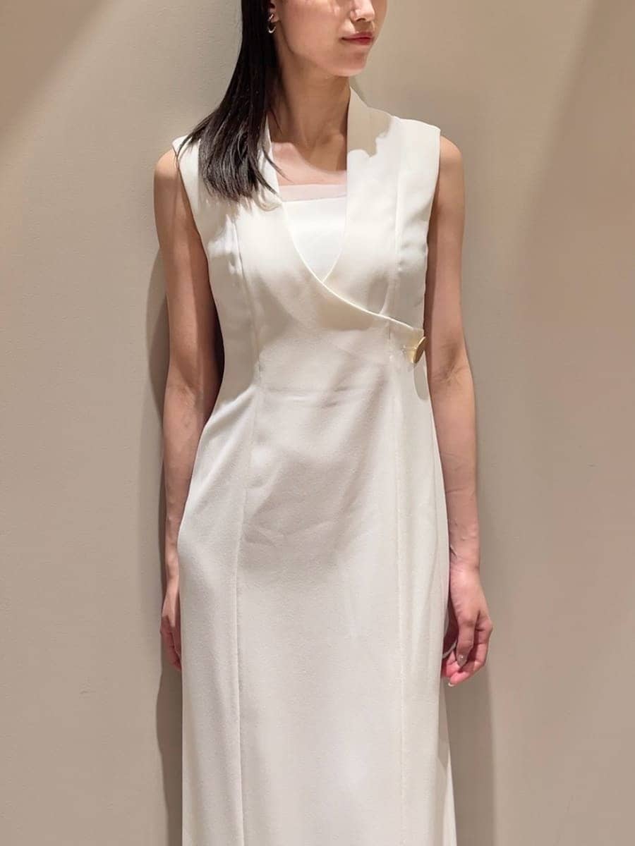 ホワイト系のワンピース、イエロー系のローファー、ベージュ系のショルダーバッグを着用したレディースの夏コーディネートの3枚目の写真