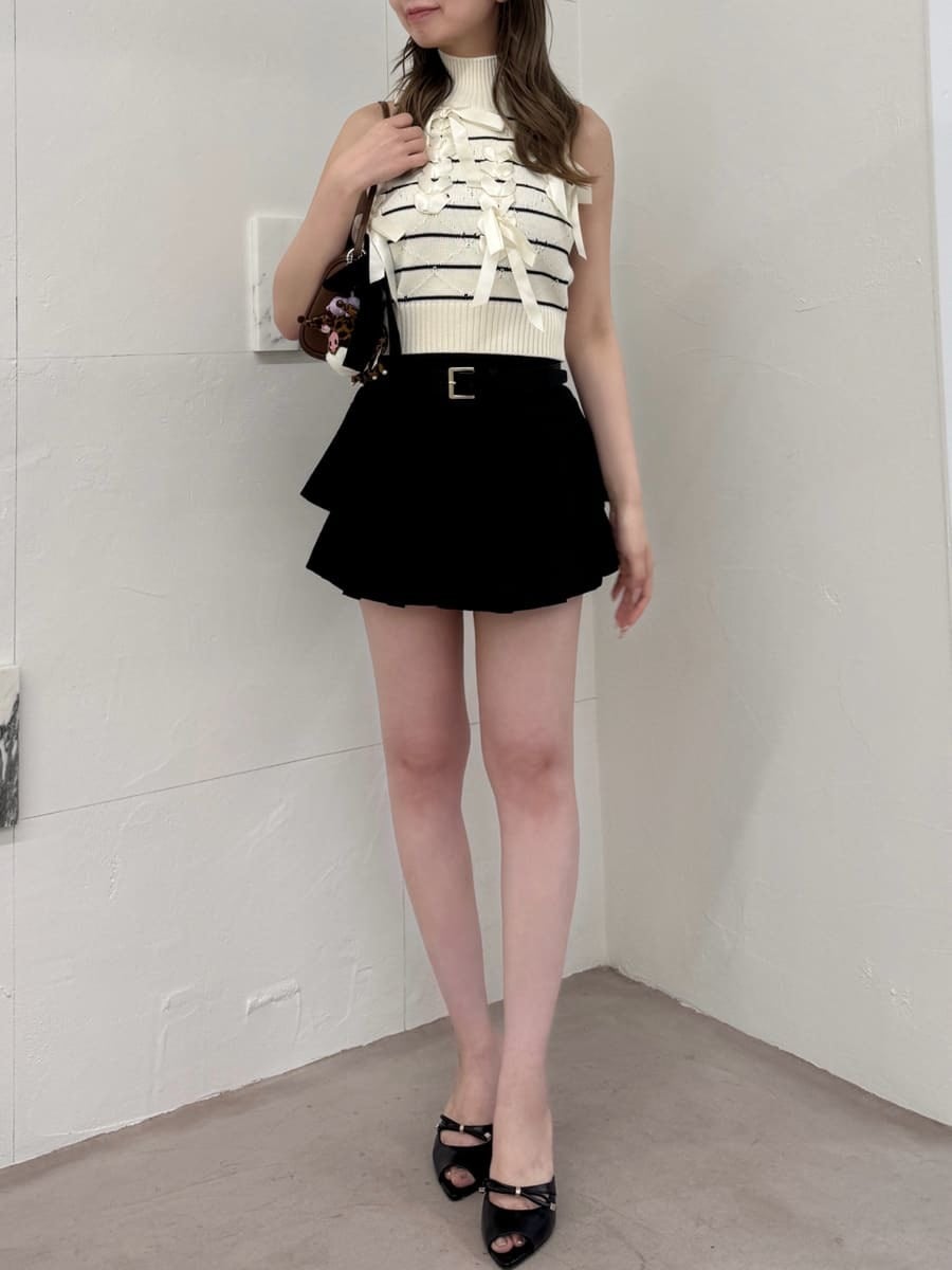 ブラック系のその他パンツ、その他のニット/セーター、ブラック系のサンダルを着用したレディースの夏コーディネートの3枚目の写真
