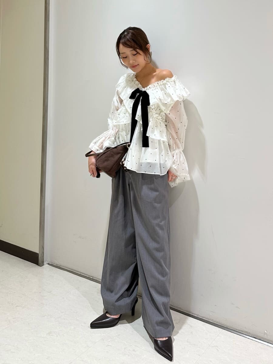 グレー系のその他パンツ、その他のシャツ/ブラウス、ブラウン系のパンプスを着用したレディースの秋コーディネートの2枚目の写真