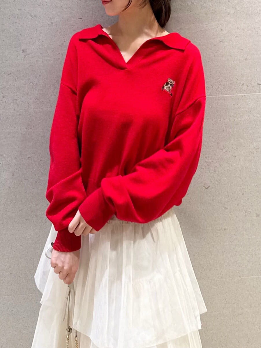 ホワイト系のスカート、レッド系のニット/セーター、ホワイト系のショルダーバッグを着用したレディースの秋コーディネートの4枚目の写真