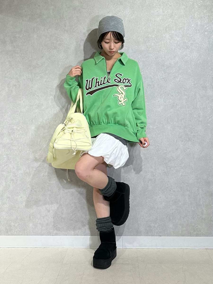 グレー系のワンピース、グリーン系のスウェットを着用したレディースの春コーディネートの5枚目の写真