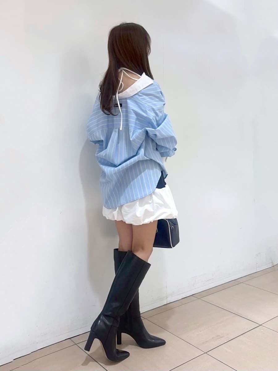 ブラック系のブーツ、ブルー系のワンピース、ブルー系のシャツ/ブラウスを着用したレディースの春コーディネートの3枚目の写真