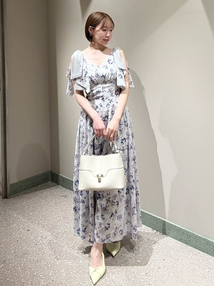 その他のワンピース、イエロー系のパンプス、ホワイト系のハンドバッグを着用したレディースの春コーディネートの4枚目の写真