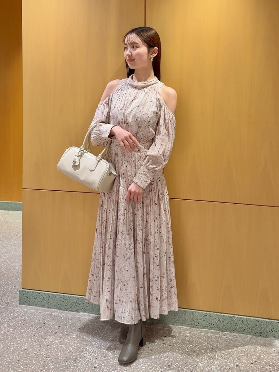 ピンク系のワンピース、ホワイト系のカーディガン/ボレロ、ホワイト系のボストンバッグを着用したレディースの冬コーディネートの4枚目の写真