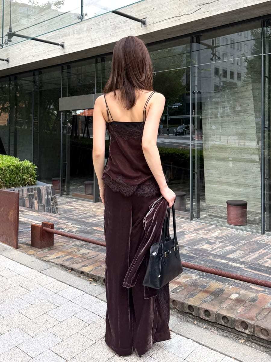 ブラウン系のその他パンツ、ブルー系のキャミソール、ブラック系のサンダルを着用したレディースの秋コーディネートの4枚目の写真