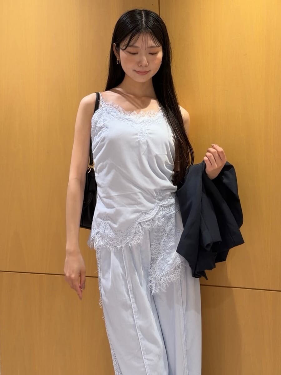 ブルー系のテーラードジャケット、ブルー系のその他パンツ、ブルー系のキャミソールを着用したレディースの秋コーディネートの7枚目の写真