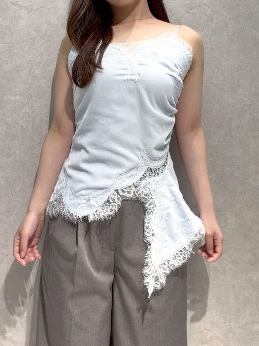 グレー系のその他パンツ、ブルー系のキャミソール、ブルー系のカーディガン/ボレロを着用したレディースの秋コーディネートの5枚目の写真