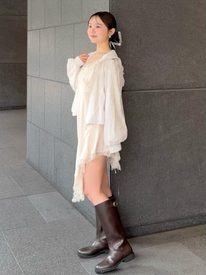 ホワイト系のキャミソール、ホワイト系のブルゾン、ブラック系のショルダーバッグを着用したレディースの春コーディネートの3枚目の写真