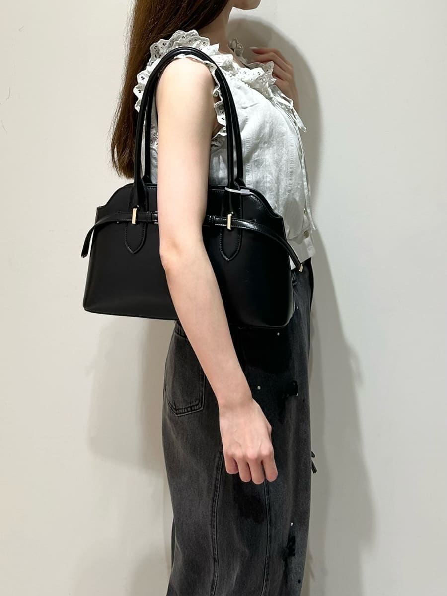 ホワイト系のサンダル、ブラック系のその他パンツ、グリーン系のシャツ/ブラウスを着用したレディースの夏コーディネートの4枚目の写真